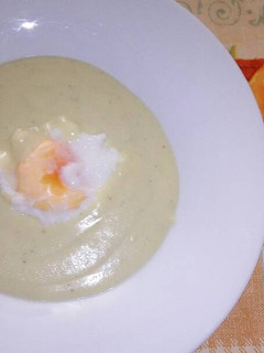 Una foto de Puré de calabacín con huevos escalfados