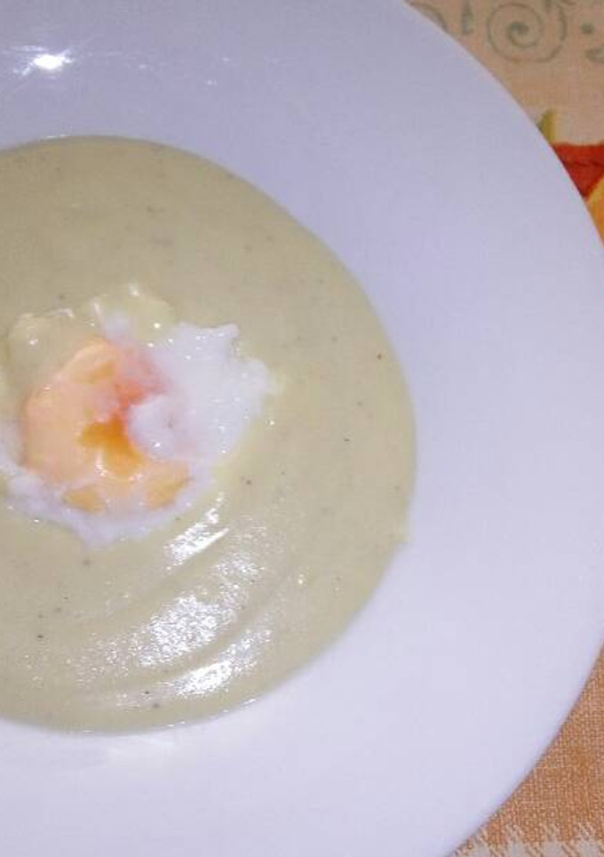 Una foto de Puré de calabacín con huevos escalfados