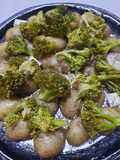 Brócoli y papines enmantecados