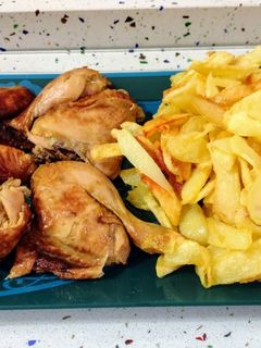 Una foto de Picantón asado con patatas fritas