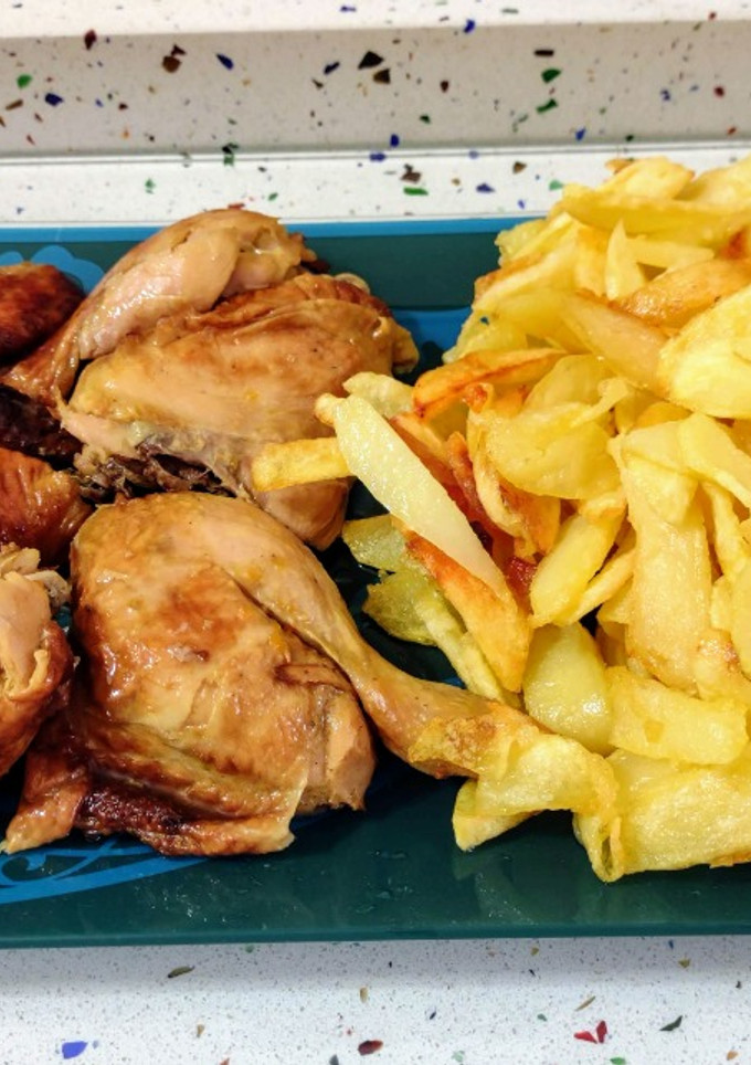 Una foto de Picantón asado con patatas fritas