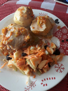 Una foto de Pollo sudado y ensalada de manzana