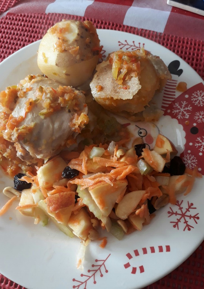 Una foto de Pollo sudado y ensalada de manzana
