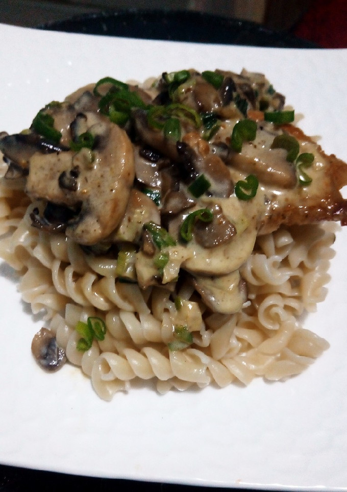 Una foto de Carré de Cerdo con Crema de Champiñones y Curry