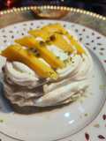 Mini Pavlova mangue, fruits de la passion et citron vert
