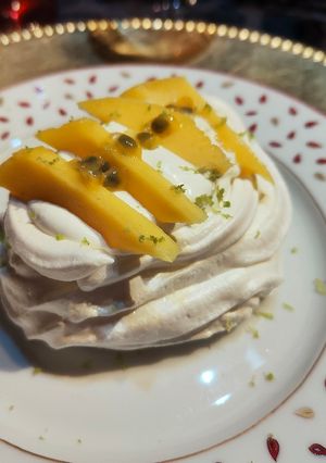 Une photo de Mini Pavlova mangue, fruits de la passion et citron vert