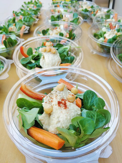 Una foto de Ensalada con hummus y crudites