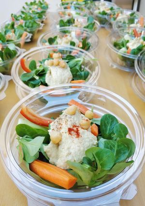 Foto principal de Ensalada con hummus y crudites