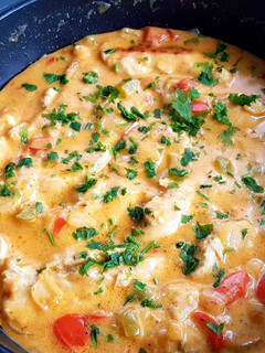 Una foto de Solomillo de pollo en salsa de leche de coco y rulo de cabra