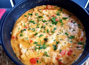 Una foto de Solomillo de pollo en salsa de leche de coco y rulo de cabra