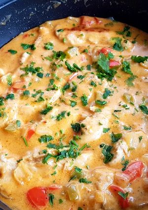 Foto principal de Solomillo de pollo en salsa de leche de coco y rulo de cabra