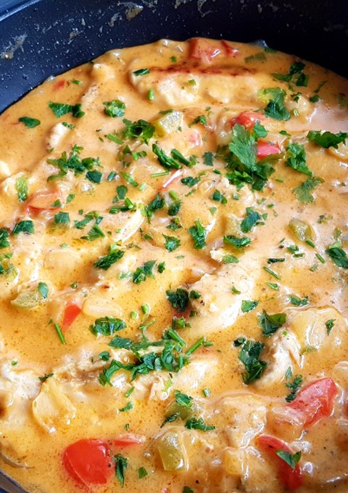 Una foto de Solomillo de pollo en salsa de leche de coco y rulo de cabra