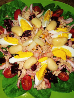 Una foto de Ensalada de alubias, remolacha y espinacas