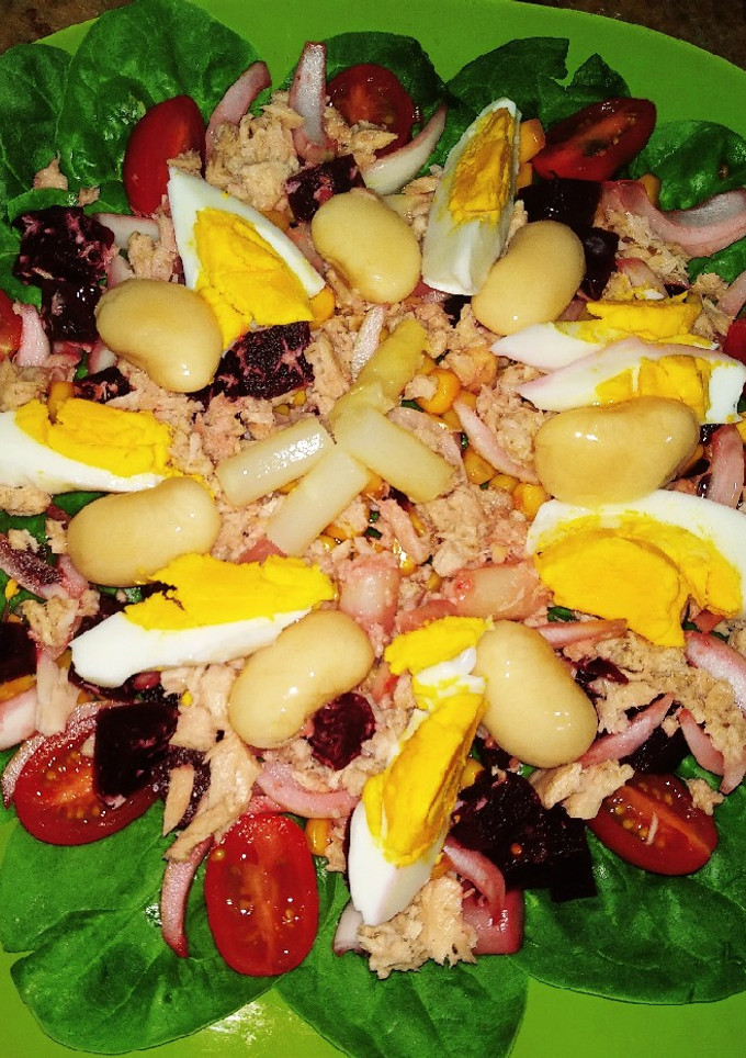 Una foto de Ensalada de alubias, remolacha y espinacas