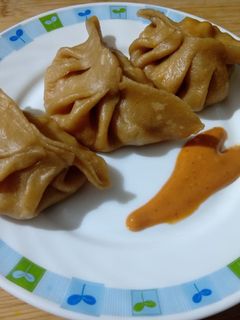 हेल्दी एग पोटॅटो मोमोज (egg potato momos recipe in marathi) रेसिपी चे मुख्य फोटो 