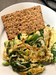 Una foto de Tortilla francesa 🥚🥚 de espinacas 🥬, pavo 🦃 y aguacate 🥑