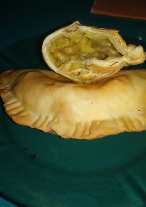 Una foto de Empanada de champiñón, cebolla y queso