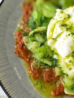 Una foto de Pak choi con tomate confitado, burrata trufada y pesto
