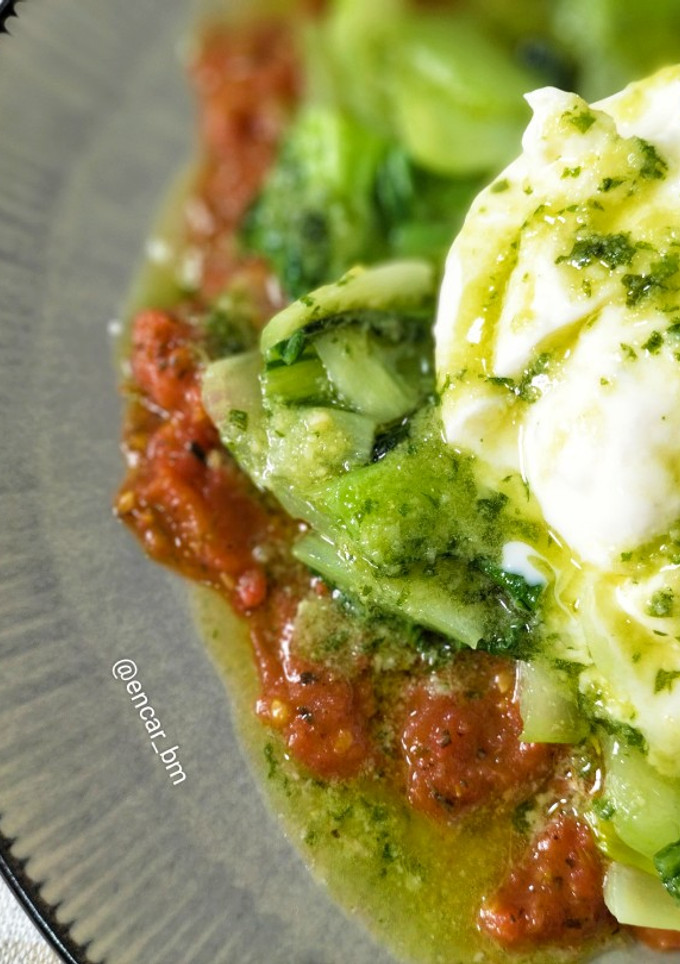 Una foto de Pak choi con tomate confitado, burrata trufada y pesto