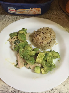 Una foto de Pollo al limón con salsa rústica de aguacate