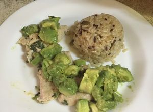Una foto de Pollo al limón con salsa rústica de aguacate