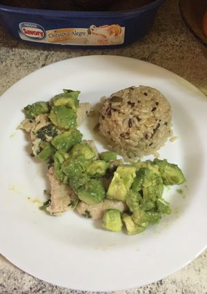 Una foto de Pollo al limón con salsa rústica de aguacate