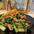 คะน้าน้ำมันหอยสันในหมู โรยด้วยกระเทียมเจียวกรอบๆ