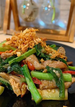 รูปของ คะน้าน้ำมันหอยสันในหมู โรยด้วยกระเทียมเจียวกรอบๆ