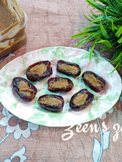 A picture of Dates with Tahini.