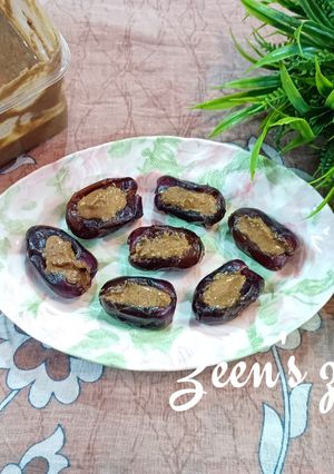 A picture of Dates with Tahini.