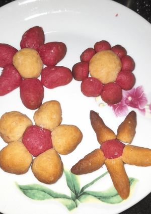ফ্লাওয়ার কুকিজ (flower cookies recipe in bengali) রেসিপির প্রধান ছবি
