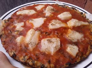 Una foto de Acelgas🌿🍕con salsa de tomate🍅 y queso🧀..
