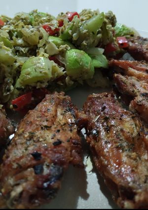 Una foto de Alitas de pollo con salteado verde