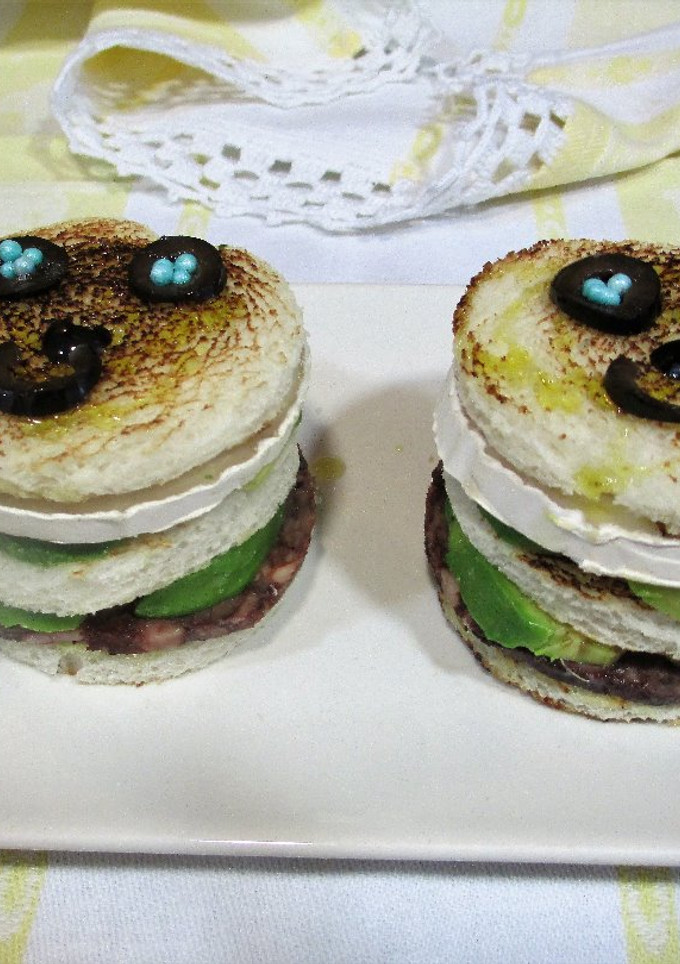 Una foto de Torres divertidas sándwich para Halloween