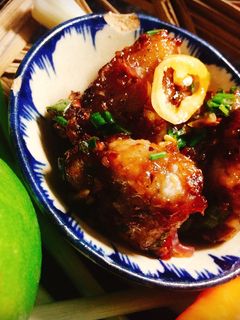Hình của món Sườn non rim chanh.