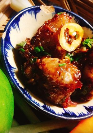 Hình của món Sườn non rim chanh.