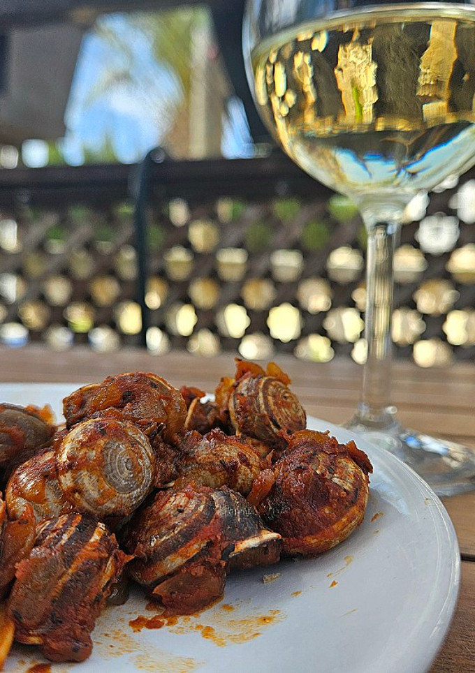 Una foto de Caracoles con tomate