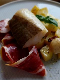 Una foto de Bacalao y patatas confitadas con jamón ibérico