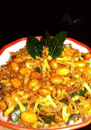 आलू लच्छा नमकीन (Aloo lachha namkeen recipe in Hindi) रेसिपी मुख्य फोटो