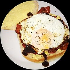 Tex's Bacon & Egg Butty 🐷🍳 🍞 A picture of Tex's Bacon & Egg Butty 🐷🍳 🍞.