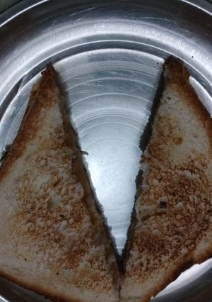 A picture of Aloo toast.