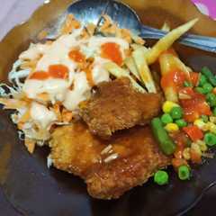 รูปของ Chicken Katsu plus Salad ala Hokben dengan saos brown Steak