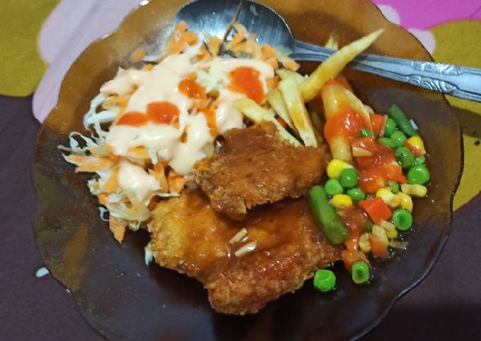 Chicken Katsu plus Salad ala Hokben dengan saos brown Steak
