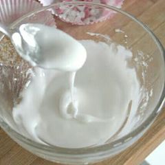 Water icing or glace icing A picture of Water icing or glace icing.