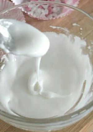 A picture of Water icing or glace icing.