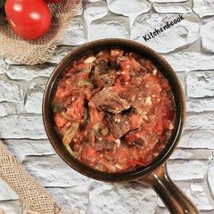 A picture of Tomato and meat stir fry “Qallayeh”.