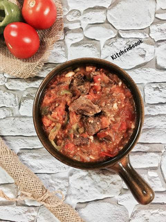A picture of Tomato and meat stir fry “Qallayeh”.