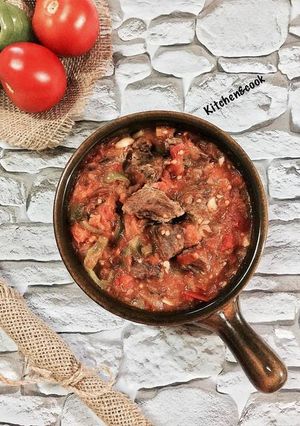 A picture of Tomato and meat stir fry “Qallayeh”.