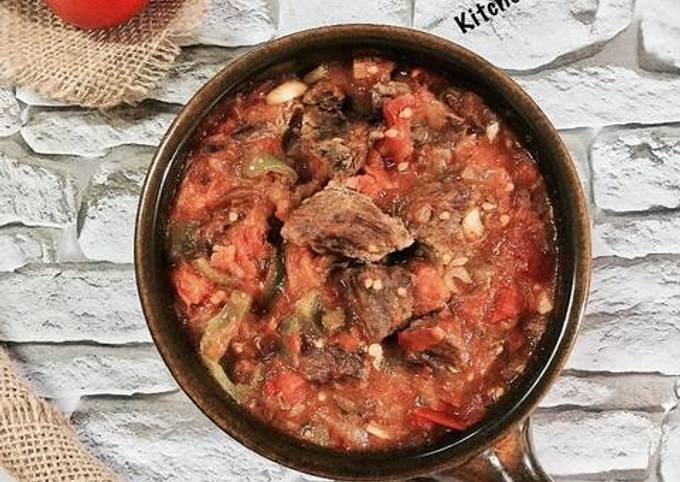 Step-by-Step Guide to Make Any-night-of-the-week Tomato and meat stir fry “Qallayeh”