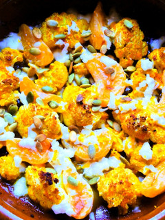 Una foto de Coliflor asada con mandarina y mozzarella fresca